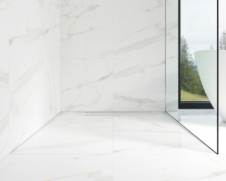 Modernes Badezimmer mit weißen Fliesen in Marmoroptik an Wand und Boden, begehbarer Dusche mit Glastrennwand und Duschrinne.