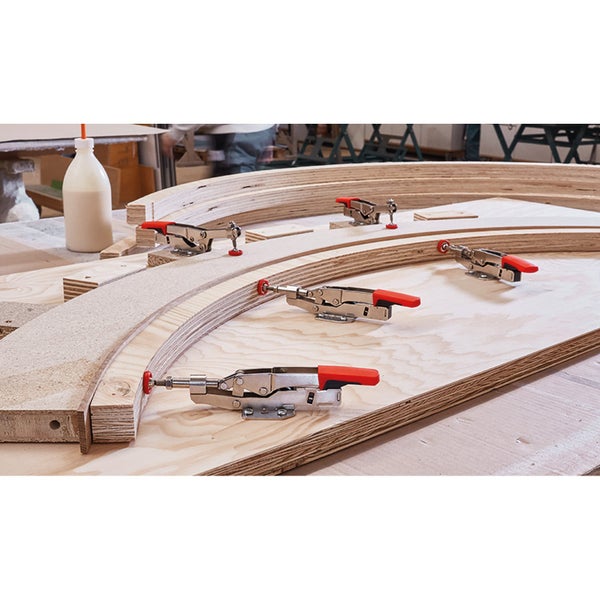 Werkbank mit Kniehebelspannern und gebogenen Holzstücken