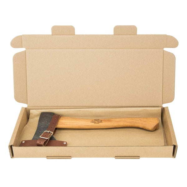 Beil mit Holzstiel und Lederschneidenschutz in einer offenen Kartonverpackung mit Helko Werk Logo