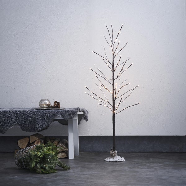 Dekorative Weihnachtsfiguren mit Beleuchtung, darunter Weihnachtsmann, Weihnachtsbaum und Schneemann