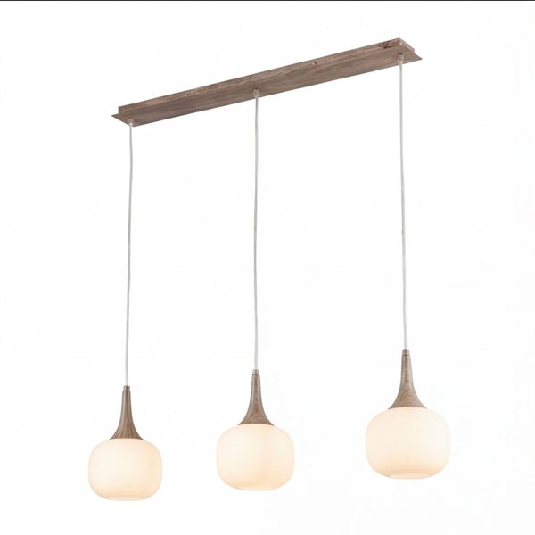 Dreiflammige Pendelleuchte mit hölzernem Deckenbalken und drei gläsernen Schirmen in Tropfenform.