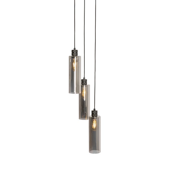 Dreiflammige Pendelleuchte mit zylindrischen Schirmen aus Rauchglas und schwarzen Metallabhängungen in versetzten Höhen.