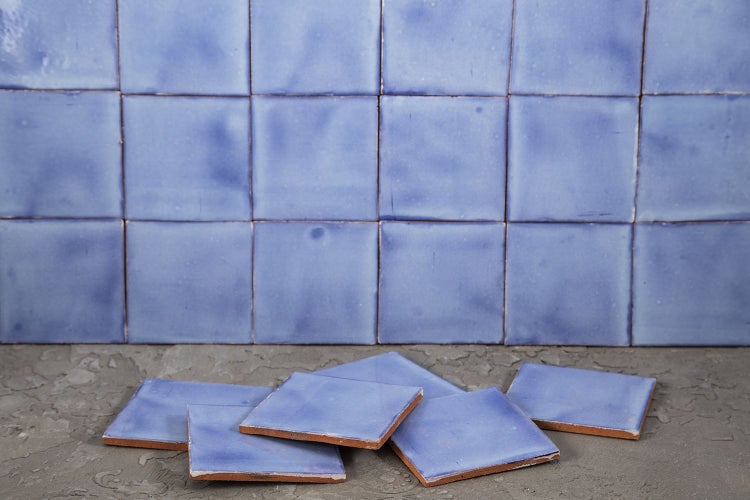 Quadratische, blaue Fliesen für den Innenbereich