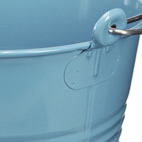 Detailansicht eines Eimers aus Metall mit Tragegriff