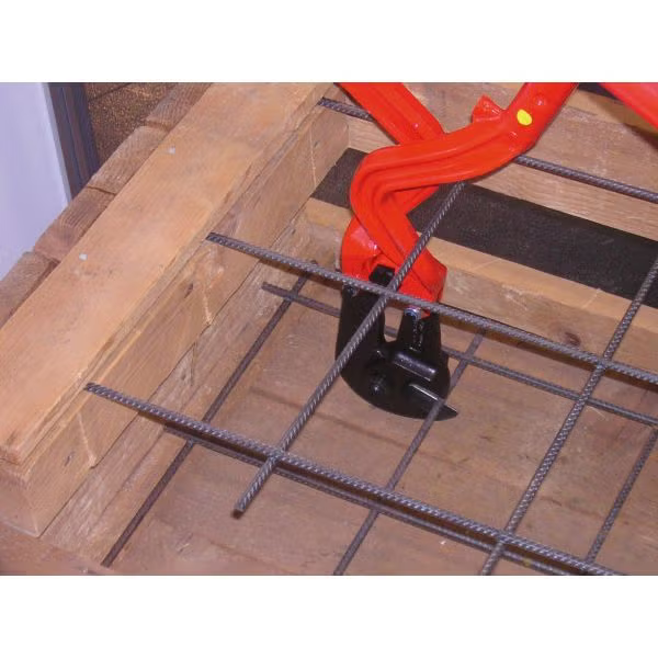 Ein Bolzenschneider, der eine Baustahlmatte auf einer Holzpalette durchtrennt.