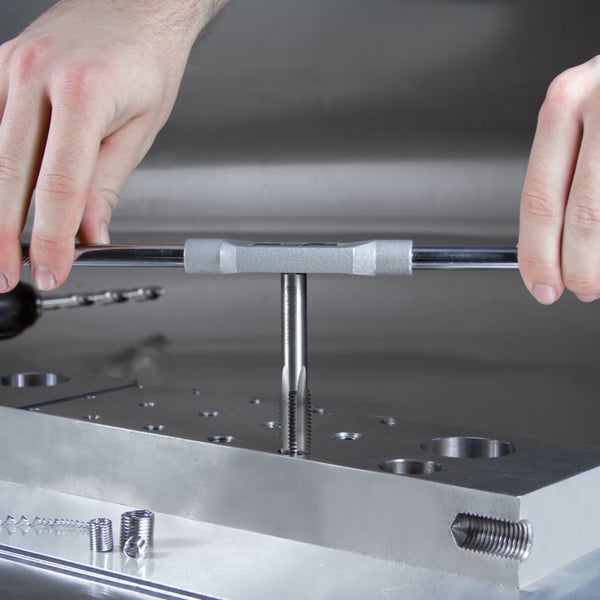 Zwei Metallregale mit mehreren Ablageflächen für Lagerung