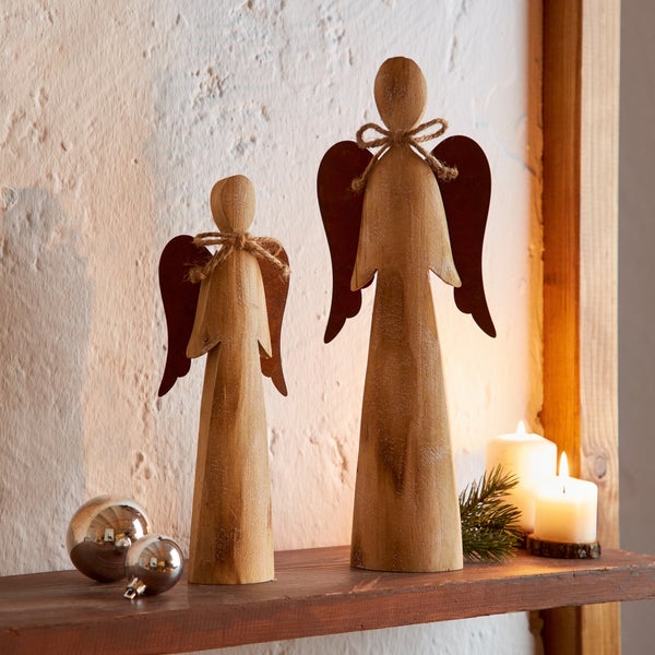 Dekorative Holzengel mit Metallflügeln als weihnachtliche Tischdekoration