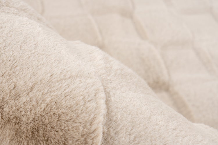 Ein weicher Hochflor Teppich mit strukturierter Oberfläche und einer rutschfesten Unterseite.