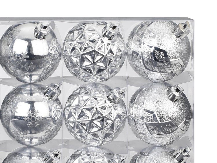Set mit sechs silberfarbenen Kunststoff Weihnachtskugeln in verschiedenen Oberflächenstrukturen wie Schneeflocken und geometrischen Mustern