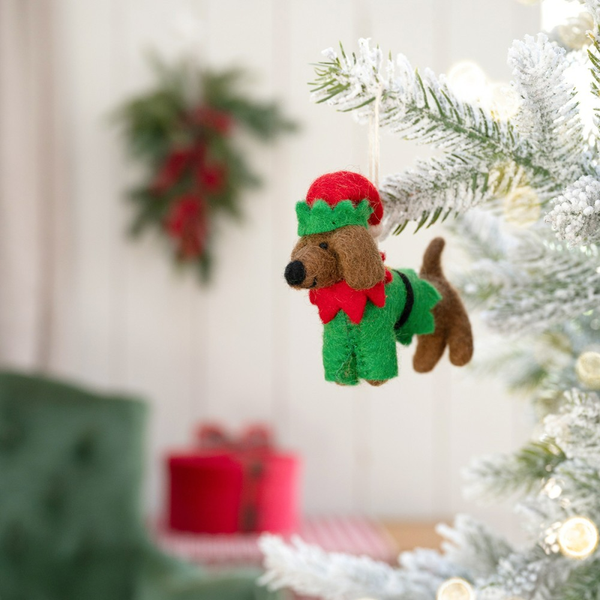 Hund-Weihnachtsbaumschmuck als Elf am Weihnachtsbaum