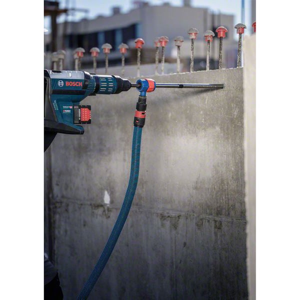 Bosch Logo. Bohrmaschine mit Staubabsaugung bohrt in eine Betonwand.