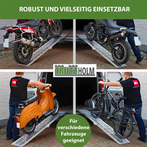 Mehrere Motorräder, ein Moped und ein Fahrrad werden mit Aluminiumrampen in einen Lieferwagen geladen