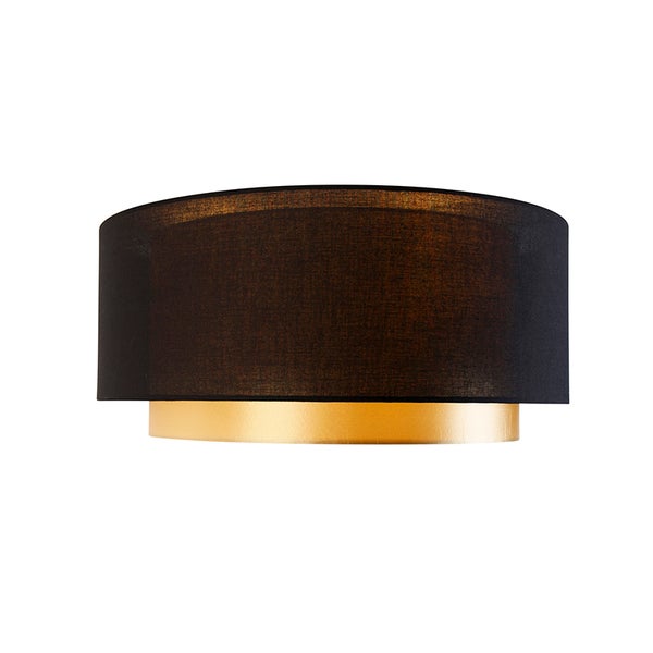 Deckenleuchte mit schwarzem Stoffschirm und goldfarbenem Metallring.