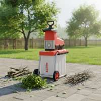 Gartenszene mit Häcksler, Ästen und Grünabfällen auf gepflasterter Fläche
