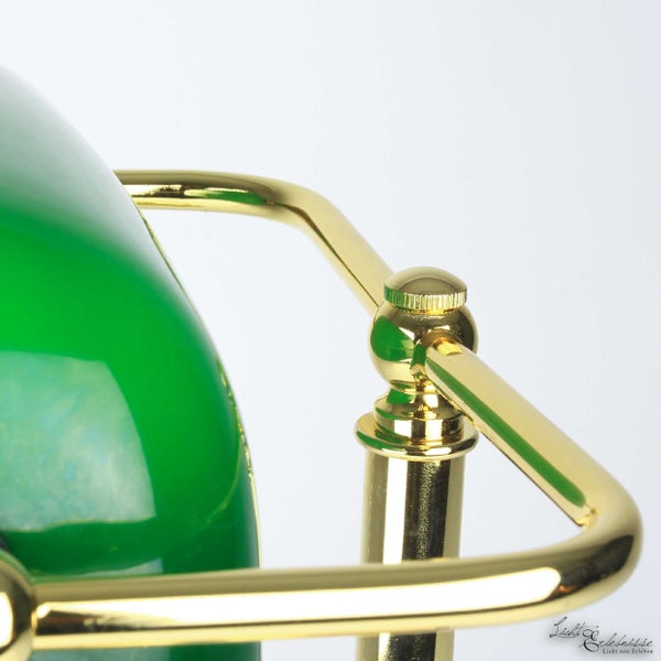 Detailaufnahme einer Bankerlampe mit grünem Glasschirm und goldenem Gestell