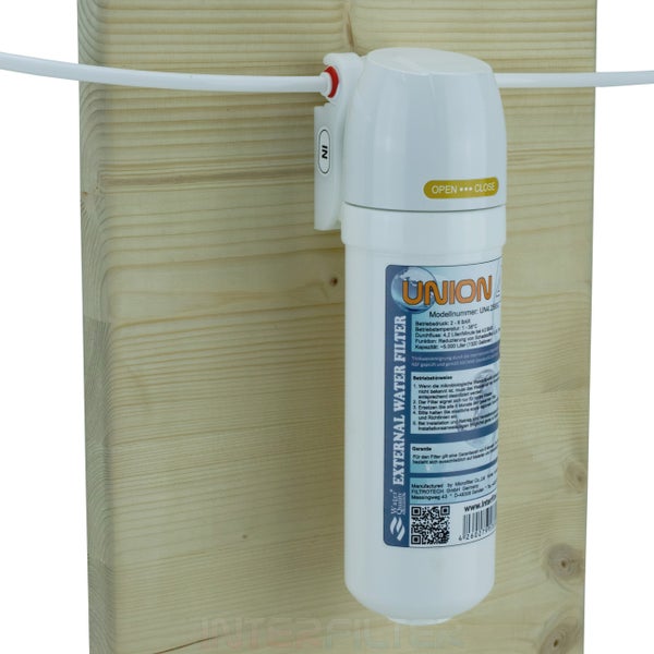 Union Externer Wasserfilter für Kühlschränke mit Anschluss an eine Holzwand montiert