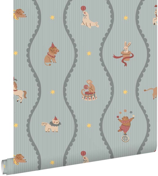 Kindertapete mit Zirkus-Motiven wie Affe, Seehund, Bär und Hase zwischen gewellten Linien und Sternen.