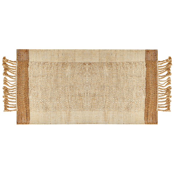 Gewebter Teppich aus Naturmaterial mit Fransen an den schmalen Seiten.