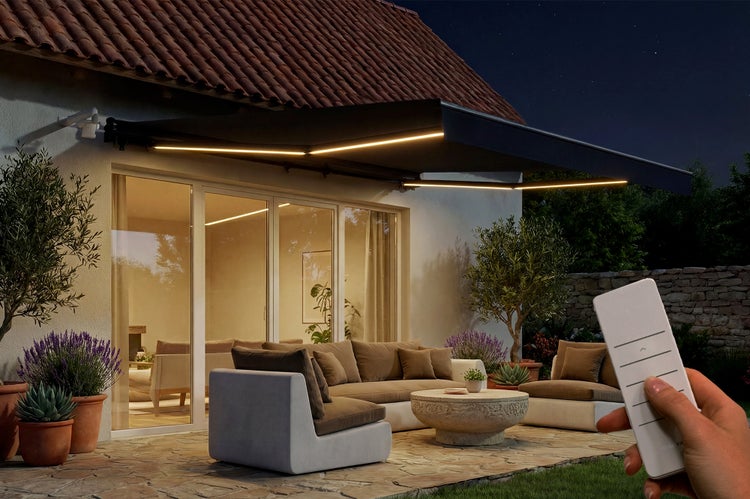Terrasse mit Markise, Möbeln und Fernbedienung
