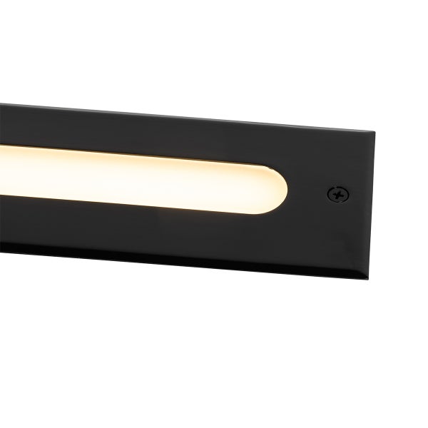 Nahaufnahme einer linearen, schwarzen LED Wandleuchte oder Stufenleuchte aus Metall mit warmweißem Licht.
