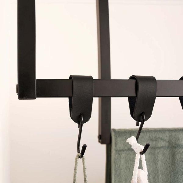 Detailaufnahme einer schwarzen Handtuchhalterung mit Handtüchern