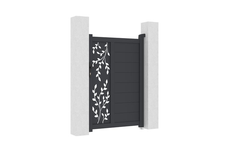 Modernes Gartentor aus Aluminium mit dekorativem Blattmuster und horizontalen Lamellen zwischen zwei hellen Pfosten.
