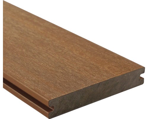 Terrassendiele aus Holz-Kunststoff-Verbundwerkstoff mit strukturierter Oberfläche und seitlicher Nut.