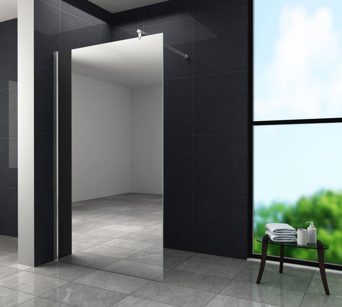 Badezimmer mit Duschabtrennung, Handtüchern und Fenster