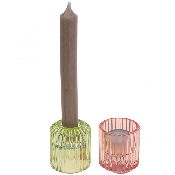 Glas-Kerzenhalter-Set mit Rillenstruktur, grüner Stabkerzenhalter mit grauer Kerze und rosa Teelichthalter mit Teelicht.