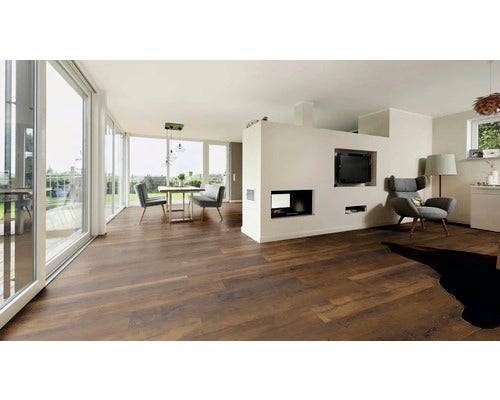 Wohnraum mit dunklem Laminatboden, Esstisch und Fernseher