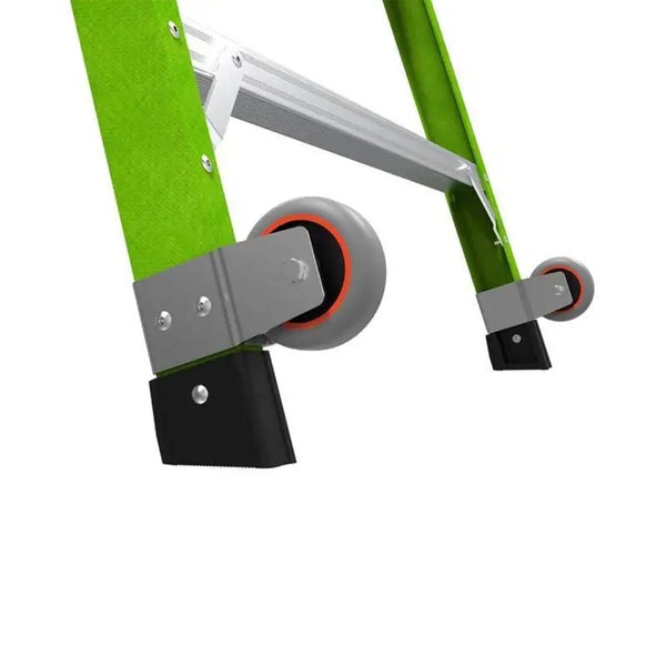 Transportrollen montiert an den Holmen einer Leiter mit schwarzen Standfüßen.