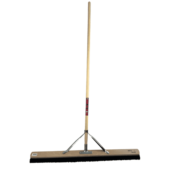 Kehrbesen mit Holzstiel und Borsten