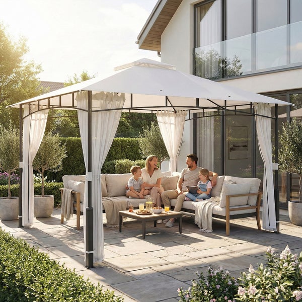 Freistehender Gartenpavillon mit weißem Stoffdach und Seitenvorhängen auf einer Steinterrasse mit modernen Gartenmöbeln und einer Familie.