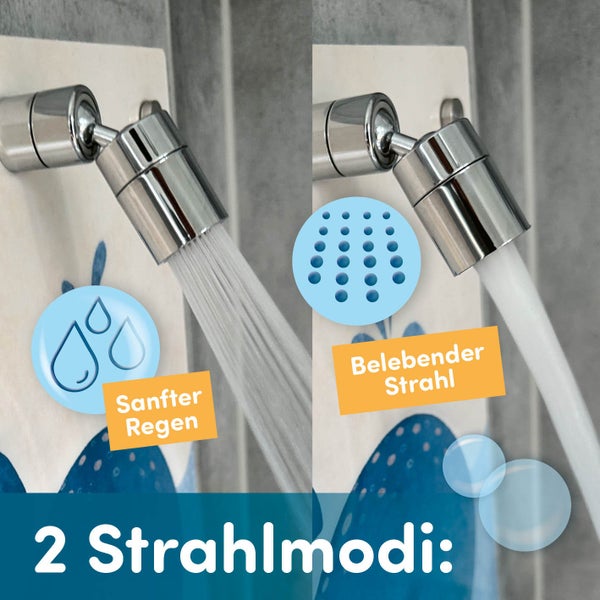 Gartenszene mit Bambuszaun, zwei Stühlen mit Kissen und einem kleinen Tisch auf einer Rasenfläche.