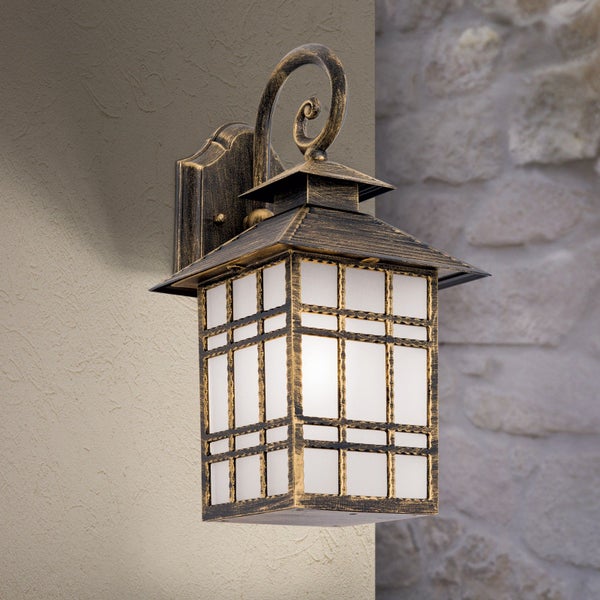 Rustikale Außenwandleuchte in Laternenform aus Aluminium mit matten Glaseinsätzen.