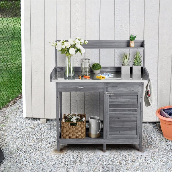 Gartentisch mit Regalen und Schrank zur Gartenarbeit