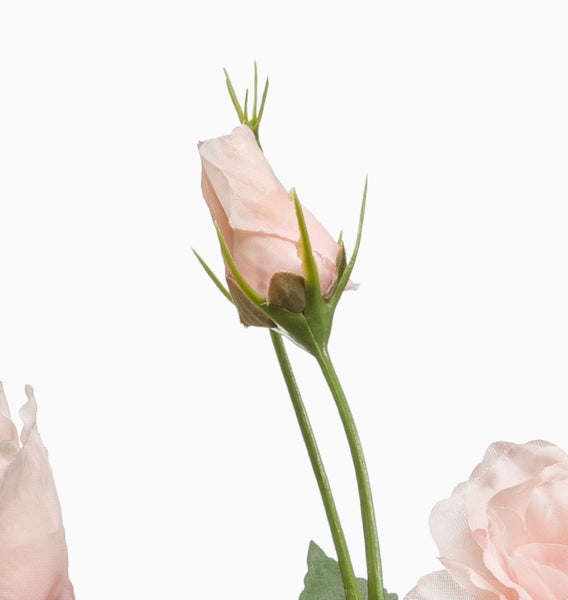 Künstliche Blume, Detailansicht von Stiel und Blättern in Grün mit rosa Blüte.