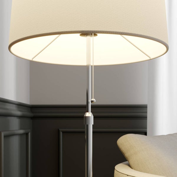 Detailaufnahme einer Stehlampe mit Stoffschirm und Zugschalter