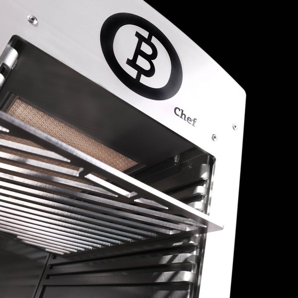Detailansicht des Beefer Chef Hochtemperaturgrills mit Edelstahl-Grillrost, Keramikbrenner und Beefer Logo.