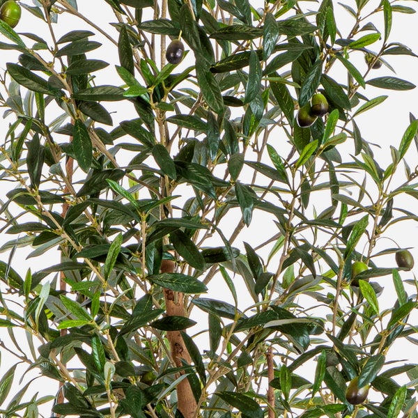 Künstliche rote Ranunkel aus Textil mit vielen dicht liegenden Blütenblättern.