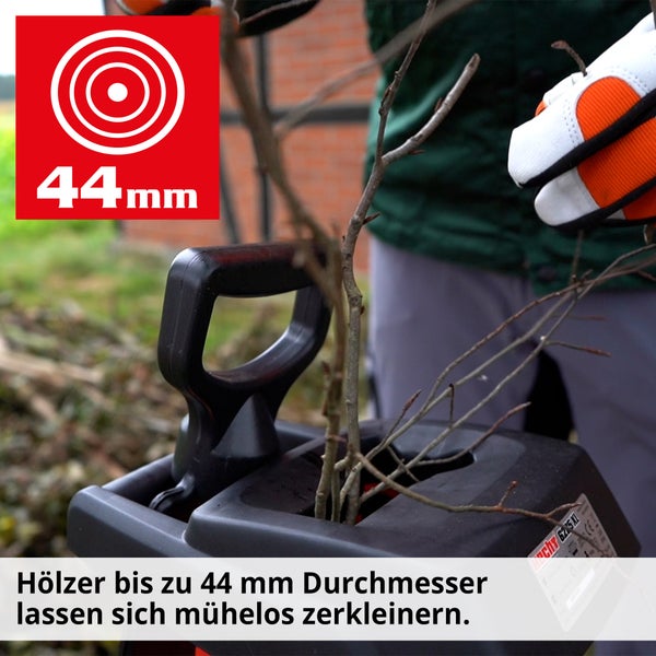 Astschredder mit Einfüllöffnung für Äste bis 44 Millimeter Durchmesser