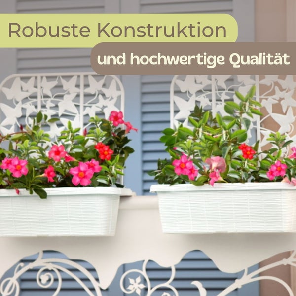Zwei weiße Blumenkästen mit dekorativem Rankgitter und rosa Blumen, montiert an einem Balkongeländer.