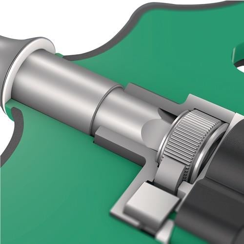 Detailansicht eines Ventils mit Metallelementen und einer grünen Gehäuseabdeckung.