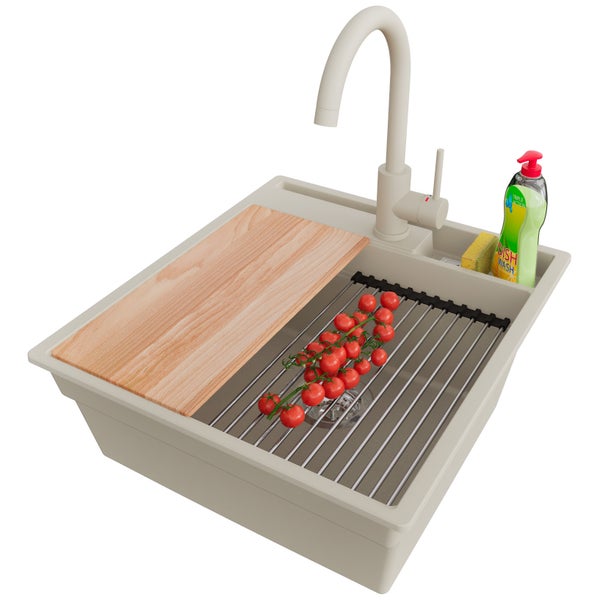 Spüle mit Armatur, Schneidebrett, Abtropfgitter, Spülmittel und Tomaten