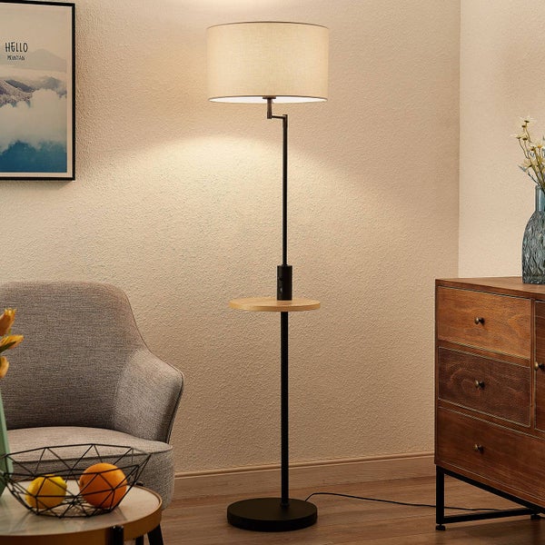 Stehleuchte mit Ablage im Wohnzimmer