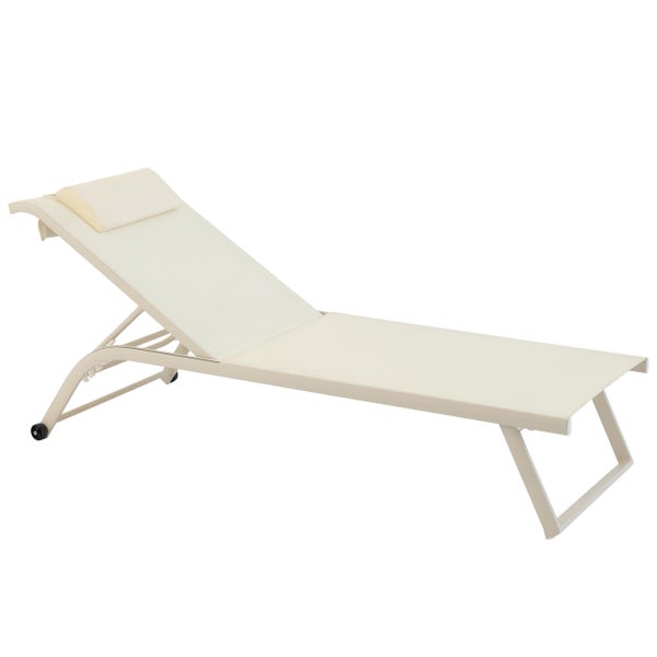 Sonnenliege mit verstellbarer Rückenlehne, Kopfkissen und Rollen aus Metall und Textilgewebe.