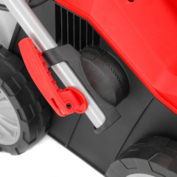 Detailansicht eines Rasenmähers mit rotem Griff und schwarzen Rädern