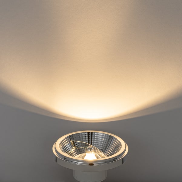 Strahler Leuchtmittel mit facettiertem Reflektor und warmem Lichtkegel.