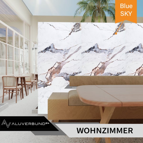 Wohnzimmer mit Wandpaneelen in Marmoroptik, Sofa und Holztisch