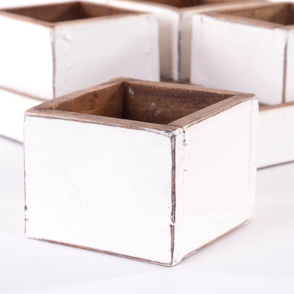 Quadratische Holzkiste in Weiß mit Shabby-Chic-Oberfläche und natürlicher Innenseite.